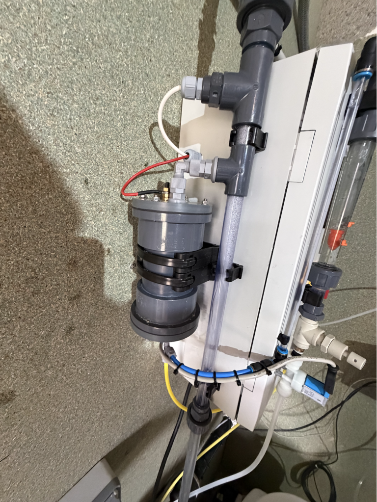 Installation de composants hydrauliques avec tuyaux et connecteurs.